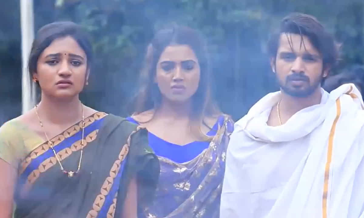ಉರಿಯುತ್ತಿರುವ ರತ್ನಮಾಲಾ ಚಿತೆ ಎದುರು ಹೊಸ ಪ್ರತಿಜ್ಞೆ ಮಾಡಿದ ವರು; ಹರ್ಷ-ಭುವಿಗೆ ಇನ್ನಿದೆ ಕಷ್ಟ ಉರಿಯುತ್ತಿರುವ ರತ್ನಮಾಲಾ ಚಿತೆ ಎದುರು ಹೊಸ ಪ್ರತಿಜ್ಞೆ ಮಾಡಿದ ವರು; ಹರ್ಷ-ಭುವಿಗೆ ಇನ್ನಿದೆ ಕಷ್ಟ