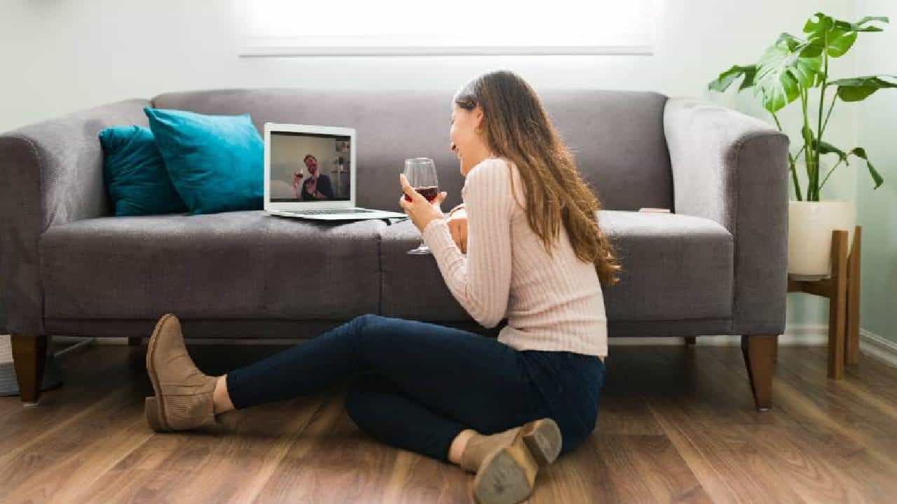 Long-Distance Relationship: ನಿಮ್ಮ ಸಂಗಾತಿಯೊಂದಿಗಿನ ಸಂಬಂಧವನ್ನು ಉಳಿಸಿಕೊಳ್ಳಲು ಇಲ್ಲಿದೆ ಸಲಹೆ Long-Distance Relationship: ನಿಮ್ಮ ಸಂಗಾತಿಯೊಂದಿಗಿನ ಸಂಬಂಧವನ್ನು ಉಳಿಸಿಕೊಳ್ಳಲು ಇಲ್ಲಿದೆ ಸಲಹೆ