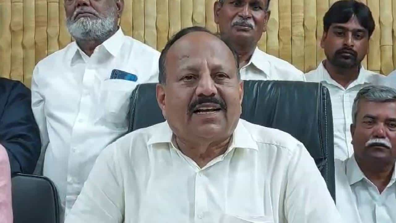 ಮಧುಗಿರಿ JDS ಶಾಸಕ ವೀರಭದ್ರಯ್ಯ ಯೂಟರ್ನ್: ದೇವೇಗೌಡರ ಕುಟುಂಬಕ್ಕೆ ನೋ ಎನ್ನಲು ಆಗಲ್ಲ, ಚುನಾವಣೆ ಸ್ಪರ್ಧಿಸುತ್ತೇನೆ ಮಧುಗಿರಿ JDS ಶಾಸಕ ವೀರಭದ್ರಯ್ಯ ಯೂಟರ್ನ್: ದೇವೇಗೌಡರ ಕುಟುಂಬಕ್ಕೆ ನೋ ಎನ್ನಲು ಆಗಲ್ಲ, ಚುನಾವಣೆ ಸ್ಪರ್ಧಿಸುತ್ತೇನೆ