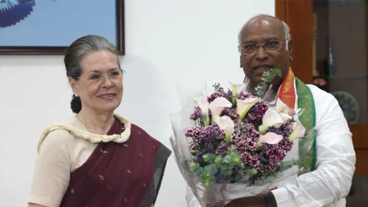 Mallikarjuna Kharge: ಮೊದಲು ಬಾರಿಗೆ ಮಲ್ಲಿಕಾರ್ಜುನ ಖರ್ಗೆ ಅಧ್ಯಕ್ಷತೆಯಲ್ಲಿ ನ.14ರಂದು 2024ರ ಚುನಾವಣೆ ಕುರಿತು ಸಭೆ Mallikarjuna Kharge: ಮೊದಲು ಬಾರಿಗೆ ಮಲ್ಲಿಕಾರ್ಜುನ ಖರ್ಗೆ ಅಧ್ಯಕ್ಷತೆಯಲ್ಲಿ ನ.14ರಂದು 2024ರ ಚುನಾವಣೆ ಕುರಿತು ಸಭೆ