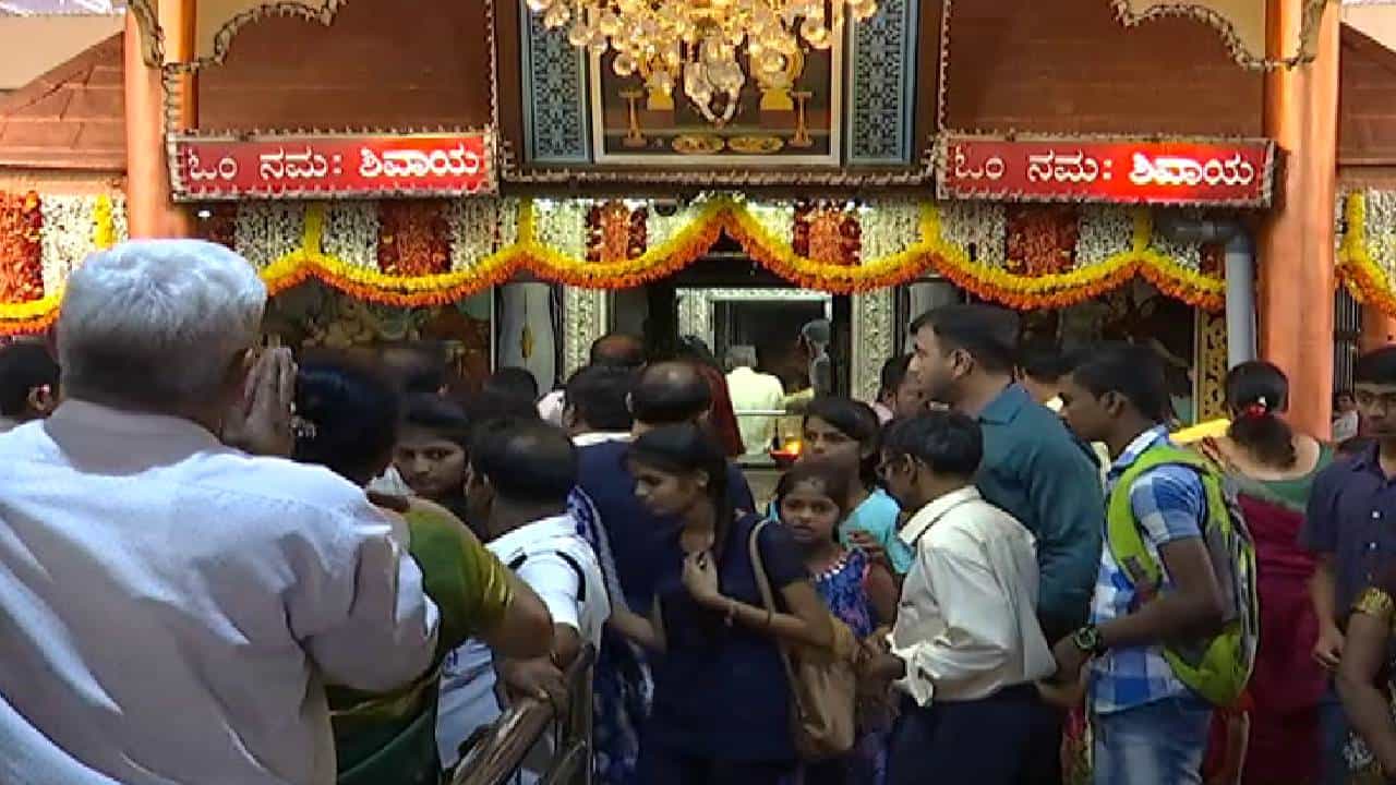 ಕರಾವಳಿ ಭಾಗದ 3 ಪ್ರಸಿದ್ಧ ದೇವಾಲಯಗಳನ್ನು ಟಾರ್ಗೆಟ್ ಮಾಡಿದ್ದ ಶಾರಿಕ್, ಕದ್ರಿ ಮಂಜುನಾಥ ದೇವಸ್ಥಾನದಲ್ಲಿ ಬಾಂಬ್ ನಿಷ್ಕ್ರಿಯ ದಳದಿಂದ ತಪಾಸಣೆ ಕರಾವಳಿ ಭಾಗದ 3 ಪ್ರಸಿದ್ಧ ದೇವಾಲಯಗಳನ್ನು ಟಾರ್ಗೆಟ್ ಮಾಡಿದ್ದ ಶಾರಿಕ್, ಕದ್ರಿ ಮಂಜುನಾಥ ದೇವಸ್ಥಾನದಲ್ಲಿ ಬಾಂಬ್ ನಿಷ್ಕ್ರಿಯ ದಳದಿಂದ ತಪಾಸಣೆ