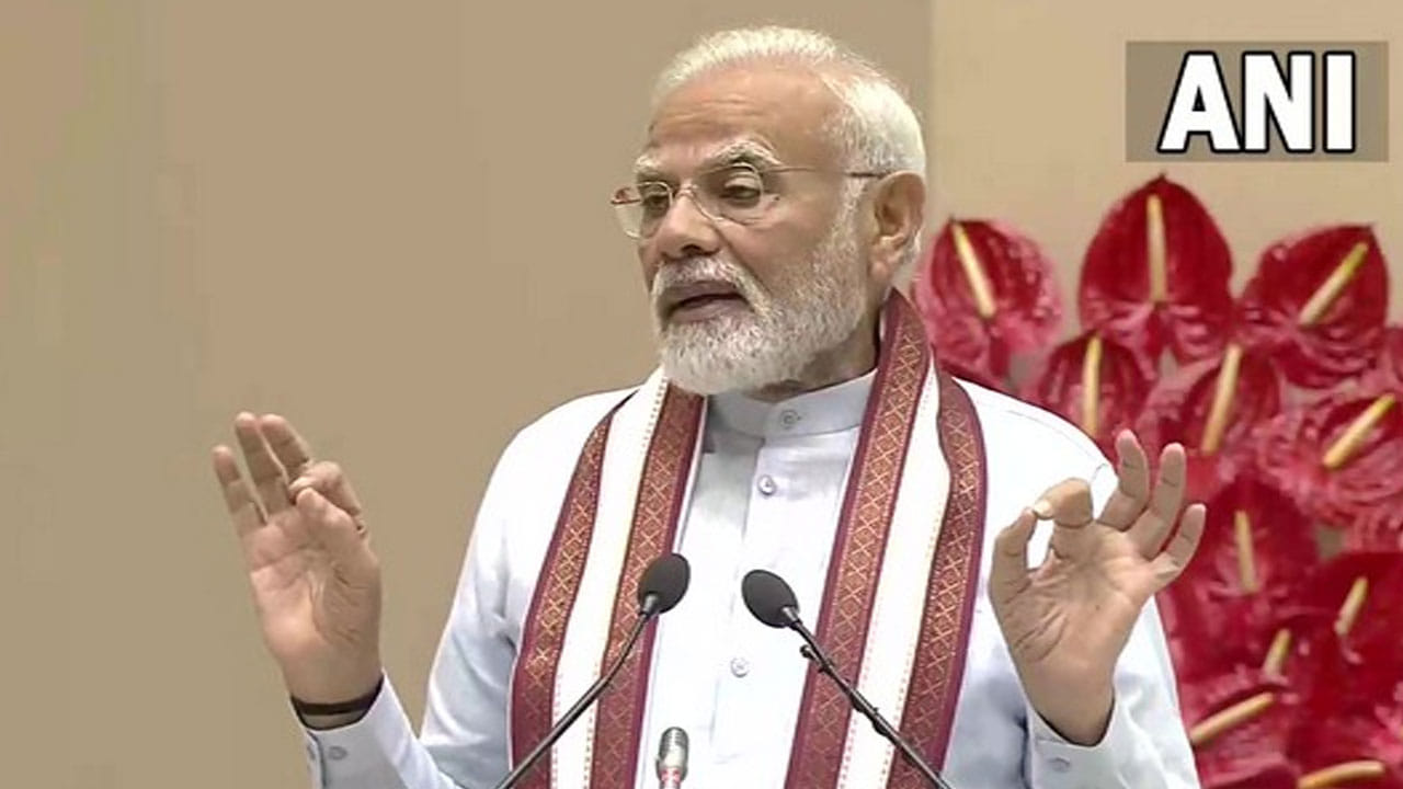 ಸ್ಲಂ ಪುನರ್ವಸತಿ ಯೋಜನೆಯಡಿ 3,024 ಫಲಾನುಭವಿಗಳಿಗೆ ಫ್ಲಾಟ್ ಹಸ್ತಾಂತರಿಸಿದ ಪ್ರಧಾನಿ ಮೋದಿ ಸ್ಲಂ ಪುನರ್ವಸತಿ ಯೋಜನೆಯಡಿ 3,024 ಫಲಾನುಭವಿಗಳಿಗೆ ಫ್ಲಾಟ್ ಹಸ್ತಾಂತರಿಸಿದ ಪ್ರಧಾನಿ ಮೋದಿ