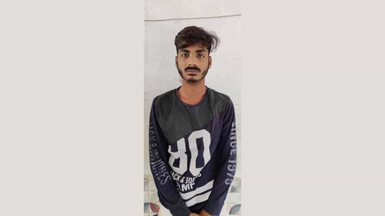 ಉತ್ತರ ಪ್ರದೇಶ: ಮದುವೆಯಾಗಿದಿದ್ದರೆ ಕೊಲ್ಲುವುದಾಗಿ ಅಪ್ರಾಪ್ತೆಯನ್ನು ಹೆದರಿಸುತ್ತಿದ್ದ ಯುವಕ ಈಗ ಪೊಲೀಸರ ಅತಿಥಿ ಉತ್ತರ ಪ್ರದೇಶ: ಮದುವೆಯಾಗಿದಿದ್ದರೆ ಕೊಲ್ಲುವುದಾಗಿ ಅಪ್ರಾಪ್ತೆಯನ್ನು ಹೆದರಿಸುತ್ತಿದ್ದ ಯುವಕ ಈಗ ಪೊಲೀಸರ ಅತಿಥಿ