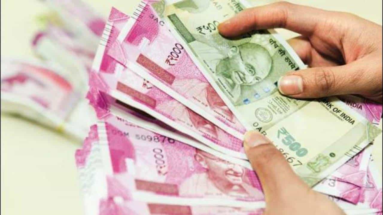 Cash Transaction: ಎಚ್ಚರ, ಮನೆಯಲ್ಲಿ ಹೆಚ್ಚೆಚ್ಚು ನಗದು ಇಟ್ಟುಕೊಳ್ಳುವವರು ನೀವಾದರೆ ಈ ವಿಚಾರಗಳನ್ನು ತಿಳಿದಿರಿ Cash Transaction: ಎಚ್ಚರ, ಮನೆಯಲ್ಲಿ ಹೆಚ್ಚೆಚ್ಚು ನಗದು ಇಟ್ಟುಕೊಳ್ಳುವವರು ನೀವಾದರೆ ಈ ವಿಚಾರಗಳನ್ನು ತಿಳಿದಿರಿ