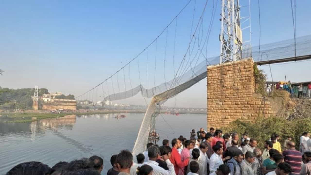 Morbi Bridge Tragedy: ಗುಜರಾತ್ ಸರ್ಕಾರವನ್ನು ತರಾಟೆಗೆ ತೆಗೆದುಕೊಂಡ ಹೈಕೋರ್ಟ್, ಉನ್ನತ ಅಧಿಕಾರಿಗಳನ್ನು ಯಾಕಿನ್ನೂ? ಬಂಧಿಸಿಲ್ಲ Morbi Bridge Tragedy: ಗುಜರಾತ್ ಸರ್ಕಾರವನ್ನು ತರಾಟೆಗೆ ತೆಗೆದುಕೊಂಡ ಹೈಕೋರ್ಟ್, ಉನ್ನತ ಅಧಿಕಾರಿಗಳನ್ನು ಯಾಕಿನ್ನೂ? ಬಂಧಿಸಿಲ್ಲ