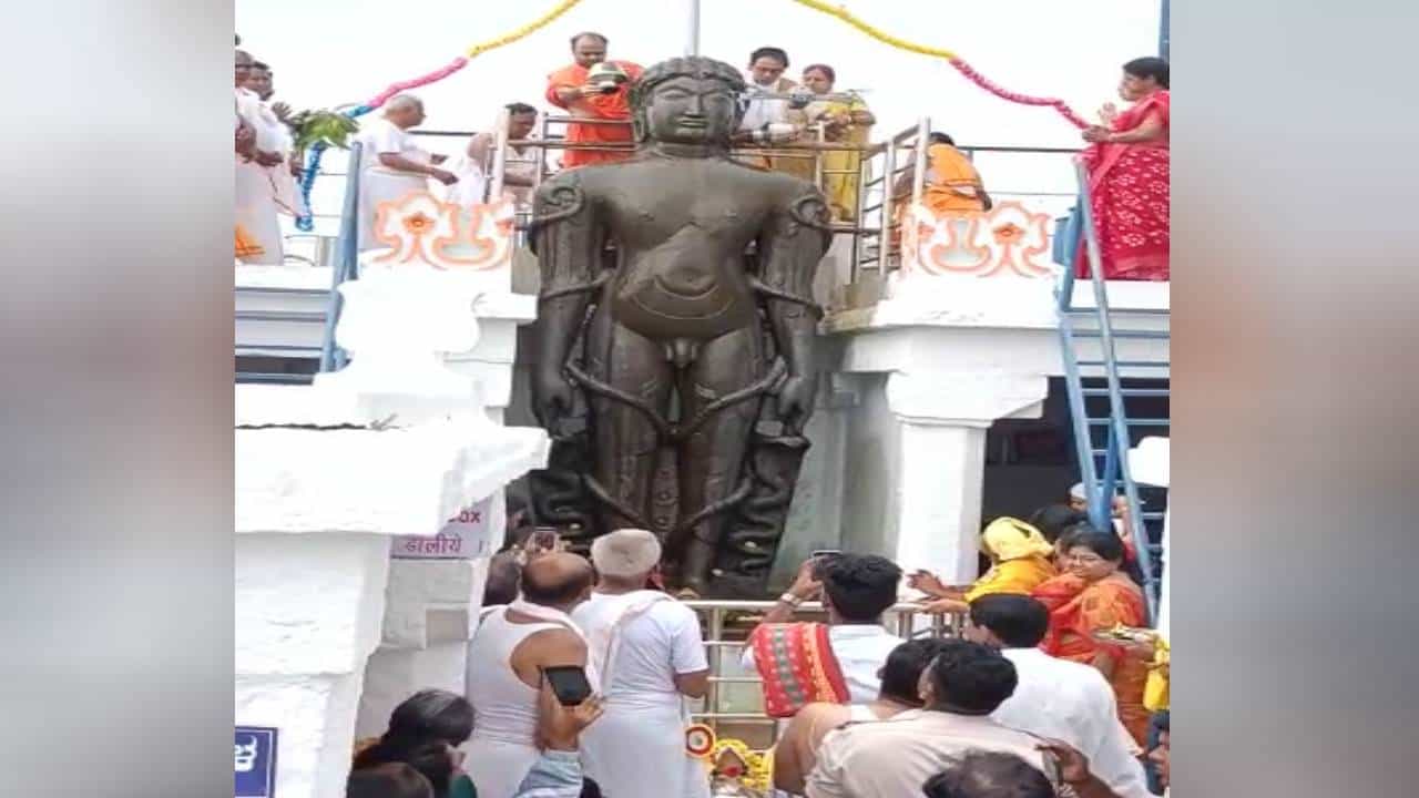 ಮೈಸೂರಿನ ಹುಣಸೂರು ತಾಲೂಕಿನ ಬಿಳಿಕೆರೆ ಹೋಬಳಿಯ ಗೊಮ್ಮಟಗಿರಿಯಲ್ಲಿ ಬಾಹುಬಲಿಗೆ ಭಾನುವಾರ 73ನೇ ವರ್ಷದ ಮಹಾ ಮಸ್ತಕಾಭಿಷೇಕ ವಿಜೃಂಭಣೆಯಿಂದ ನಡೆಯಿತು.