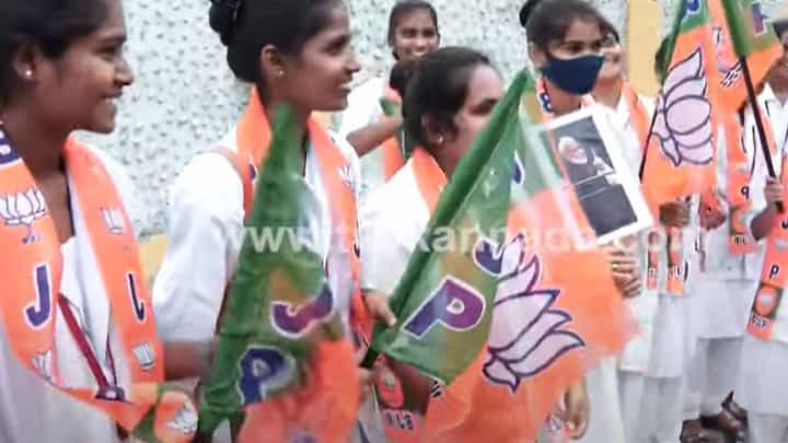 PM Modi Bengaluru Visit: ಪ್ರಧಾನಿ ನರೇಂದ್ರ ಮೋದಿಗಾಗಿ ರಸ್ತೆ ಬದಿ ಕಾದು ನಿಂತ ಹೆಣ್ಮಕ್ಕಳು PM Modi Bengaluru Visit: ಪ್ರಧಾನಿ ನರೇಂದ್ರ ಮೋದಿಗಾಗಿ ರಸ್ತೆ ಬದಿ ಕಾದು ನಿಂತ ಹೆಣ್ಮಕ್ಕಳು