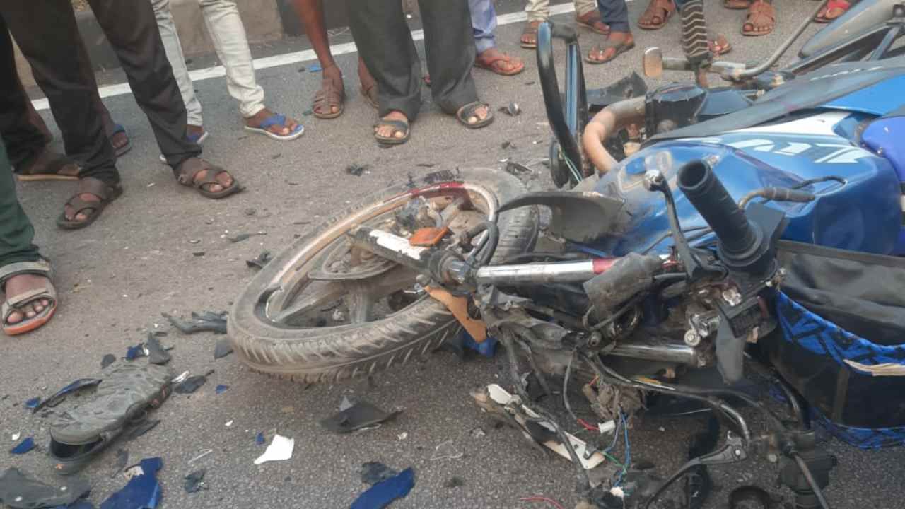 ಕೊಪ್ಪಳದಲ್ಲೊಂದು ಭೀಕರ ಅಪಘಾತ: ಬೈಕ್ಗೆ ಅಪರಿಚಿತ ವಾಹನ ಡಿಕ್ಕಿ, ಬೈಕ್ ಸವಾರರಿಬ್ಬರು ಸ್ಥಳದಲ್ಲೇ ದುರ್ಮರಣ ಕೊಪ್ಪಳದಲ್ಲೊಂದು ಭೀಕರ ಅಪಘಾತ: ಬೈಕ್ಗೆ ಅಪರಿಚಿತ ವಾಹನ ಡಿಕ್ಕಿ, ಬೈಕ್ ಸವಾರರಿಬ್ಬರು ಸ್ಥಳದಲ್ಲೇ ದುರ್ಮರಣ