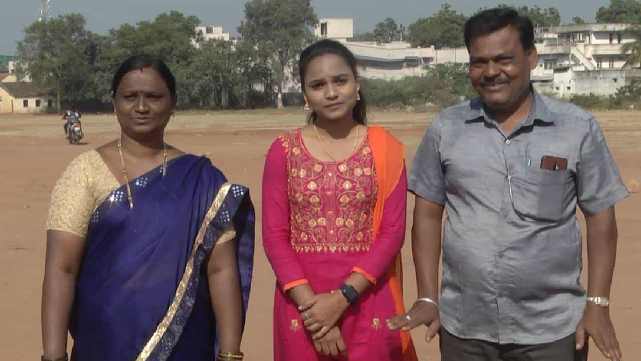 ಗದಗ: ಕ್ಯಾನ್ಸರ್ ರೋಗಿಗೆ ಕೂದಲು ದಾನ ಮಾಡಿ ಹೊಸ ರೀತಿಯಲ್ಲಿ ಜನ್ಮದಿನ ಆಚರಿಸಿಕೊಂಡ ಯುವತಿ ಗದಗ: ಕ್ಯಾನ್ಸರ್ ರೋಗಿಗೆ ಕೂದಲು ದಾನ ಮಾಡಿ ಹೊಸ ರೀತಿಯಲ್ಲಿ ಜನ್ಮದಿನ ಆಚರಿಸಿಕೊಂಡ ಯುವತಿ
