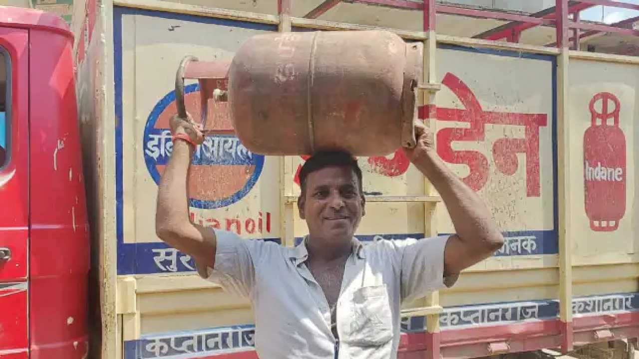 LPG Cylinder Price: ಎಲ್​ಪಿಜಿ ಸಿಲಿಂಡರ್ ಬೆಲೆಯಲ್ಲಿ ಇಳಿಕೆ; ನಿಮ್ಮ ನಗರದಲ್ಲಿ ಬೆಲೆ ಎಷ್ಟು?