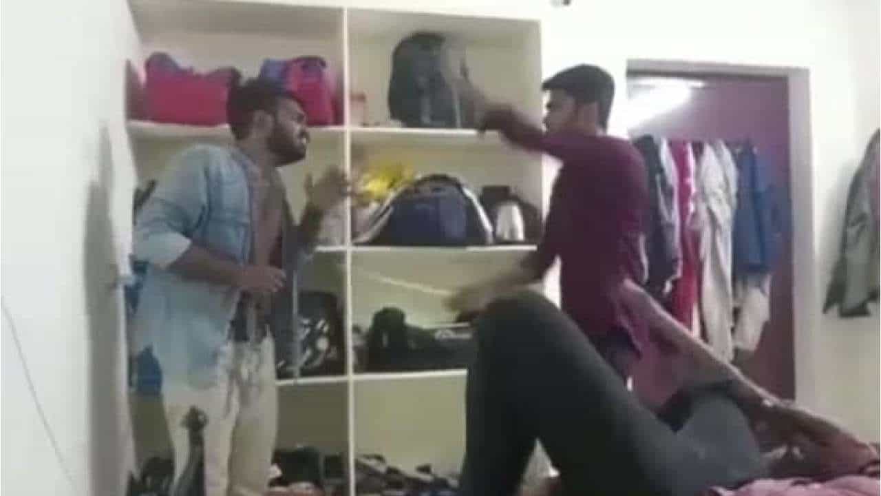 Viral Video: ಆಂಧ್ರದ ಹಾಸ್ಟೆಲ್ನಲ್ಲಿ ರ್ಯಾಗಿಂಗ್; ಯುವಕನನ್ನು ಥಳಿಸಿ, ಐರನ್ ಬಾಕ್ಸ್ನಿಂದ ಸುಟ್ಟ ಇಂಜಿನಿಯರಿಂಗ್ ವಿದ್ಯಾರ್ಥಿಗಳು Viral Video: ಆಂಧ್ರದ ಹಾಸ್ಟೆಲ್ನಲ್ಲಿ ರ್ಯಾಗಿಂಗ್; ಯುವಕನನ್ನು ಥಳಿಸಿ, ಐರನ್ ಬಾಕ್ಸ್ನಿಂದ ಸುಟ್ಟ ಇಂಜಿನಿಯರಿಂಗ್ ವಿದ್ಯಾರ್ಥಿಗಳು
