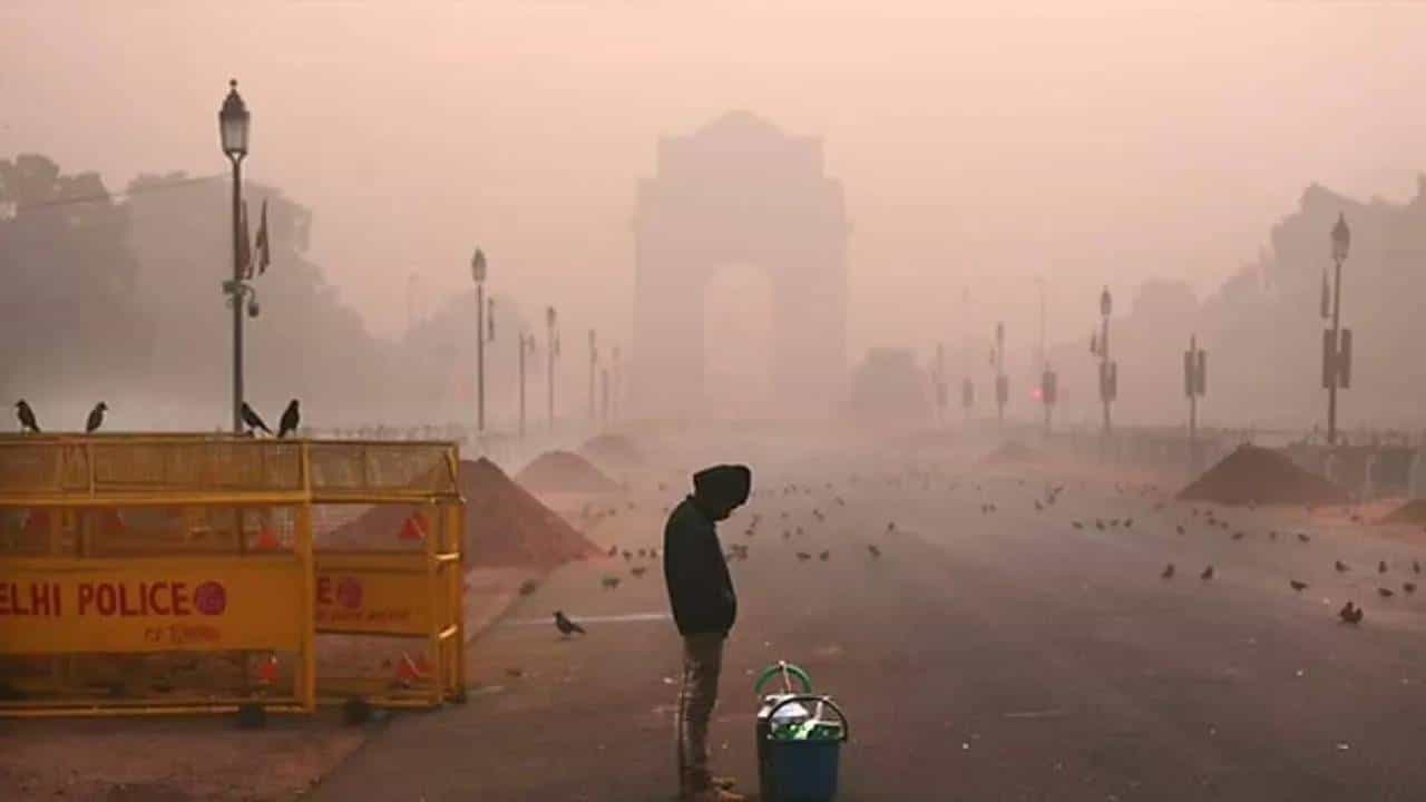 Delhi Air Pollution: ಕೊಂಚವೂ ಸುಧಾರಿಸದ ದೆಹಲಿ ವಾಯುಮಾಲಿನ್ಯ, ನೊಯ್ಡಾದಿಂದ ಬರುವ ಟ್ರಕ್, ಕಾರುಗಳಿಗೆ ನಿಷೇಧ Delhi Air Pollution: ಕೊಂಚವೂ ಸುಧಾರಿಸದ ದೆಹಲಿ ವಾಯುಮಾಲಿನ್ಯ, ನೊಯ್ಡಾದಿಂದ ಬರುವ ಟ್ರಕ್, ಕಾರುಗಳಿಗೆ ನಿಷೇಧ