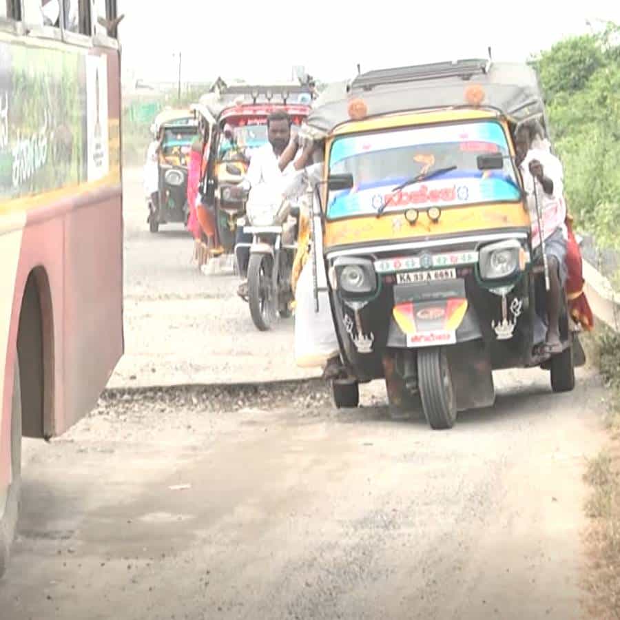 ಯಾದಗಿರಿ ಜಿಲ್ಲಾ ಕೇಂದ್ರ ರಸ್ತೆಗಳನ್ನ ಒಮ್ಮೆ ನೋಡಿದರೆ ಮತ್ತೊಮ್ಮೆ ಇತ್ತ ಬರಲೇಬಾರದು ಎನ್ನುವಂತಾಗಿದೆ. ಏಕೆಂದರೆ ನಗರದ ಯಾವ ರಸ್ತೆಗೆ ಕಾಲಿಟ್ಟರೂ ಹೊಂಡಗಳ ಕಾಣಸಿಗುತ್ತದೆ. ಕಳೆದ ಎರಡು ತಿಂಗಳಲ್ಲಿ ಈ ಗುಂಡಿಗಳಿಂದ ಮೂವರು ವಾಹನ ಸವಾರರು ಸಾವಿಗೀಡಾಗಿದ್ದಾರೆ. ದುರ್ಘಟನೆಗಳು ಸಂಭವಿಸುತ್ತಿದ್ದರೂ ಅಧಿಕಾರಿಗಳಿಗೆ ಮಾತ್ರ ಕರುಣೆ ಬಂದಿಲ್ಲ. ಹೀಗಾಗಿ ವಾಹನ ಸವಾರರು ಅಧಿಕಾರಿಗಳ ವಿರುದ್ಧ ಹಿಡಿಶಾಪ ಹಾಕಲು ಆರಂಭಿಸಿದ್ದಾರೆ.