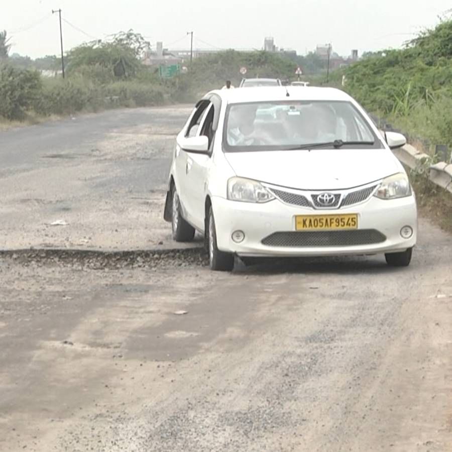 ಯಾದಗಿರಿ ನಗರದ ಹೃದಯ ಭಾಗದಲ್ಲಿರುವ ಸುಭಾಷ್ ವೃತ್ತದಲ್ಲಿ ರಸ್ತೆಯ ತುಂಬೆಲ್ಲ ಗುಂಡಿಗಳು ಬಿದ್ದಿವೆ. ಅಷ್ಟೇ ಯಾಕೆ ನಗರದ ಹತ್ತಿಕುಣಿ ಕ್ರಾಸ್ ರಸ್ತೆ, ಜಿಲ್ಲಾಧಿಕಾರಿ ಕಚೇರಿ ರಸ್ತೆ, ಹೈದ್ರಾಬಾದ್ ರಸ್ತೆ ಸೇರಿದಂತೆ ನಾನಾ ಕಡೆ ಇರುವ ರಸ್ತೆಗಳ ತುಂಬೆಲ್ಲ ಗುಂಡಿಗಳೇ ಹೆಚ್ಚಾಗಿ ಕಾಣುತ್ತಿವೆ.
