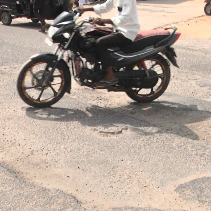 Yadgiri Potholes on main roads in Yadgir city news in kannada
