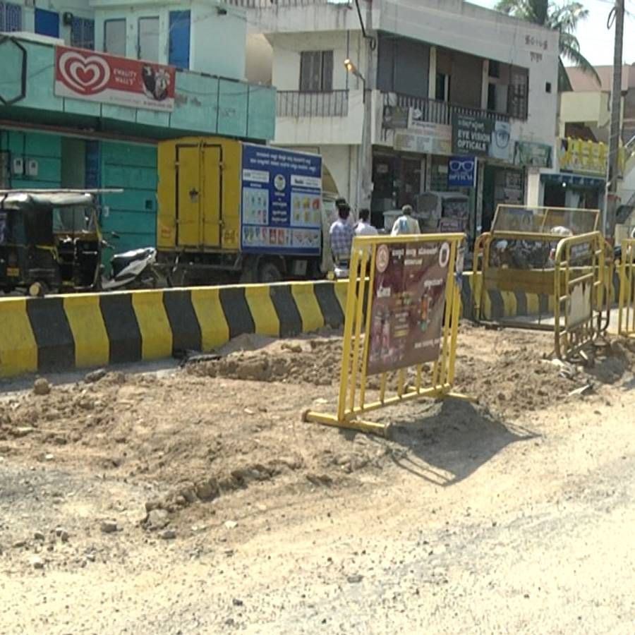 Ballari Public anger against the municipal corporation People came forward to road repair Ballari news in kannada
