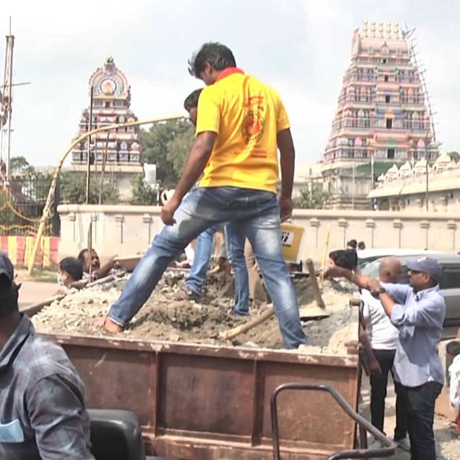 ರಸ್ತೆ ತುಂಬಾ ಧೂಳು, ಜನರ ಆರೋಗ್ಯ ಹಾಳು, ರಸ್ತೆ ನಿರ್ಮಿಸಿ ಅಪಘಾತ ತಪ್ಪಿಸಿ, ತಗ್ಗು ಗುಂಡಿ ಮುಚ್ಚೋಣ ಜನರ ಪ್ರಾಣ ಉಳಿಸೋಣ ಎಂಬಿತ್ಯಾದಿ ಘೋಷಣೆಗಳನ್ನು ಬರೆದಿರುವ ಭಿತ್ತಪತ್ರಗಳನ್ನ ಹಿಡಿದು ಹಿಡಿಶಾಪ ಹಾಕುತ್ತಿದ್ದಾರೆ. ಈ ಹೋರಾಟದಲ್ಲಿ ಮಕ್ಕಳು, ವೈದ್ಯರು, ಇಂಜನೀಯರ್​ಗಳು ಸೇರಿದಂತೆ ಪಕ್ಷಾತೀತವಾಗಿ ತೊಡಗಿಕೊಂಡಿದ್ದಾರೆ.
