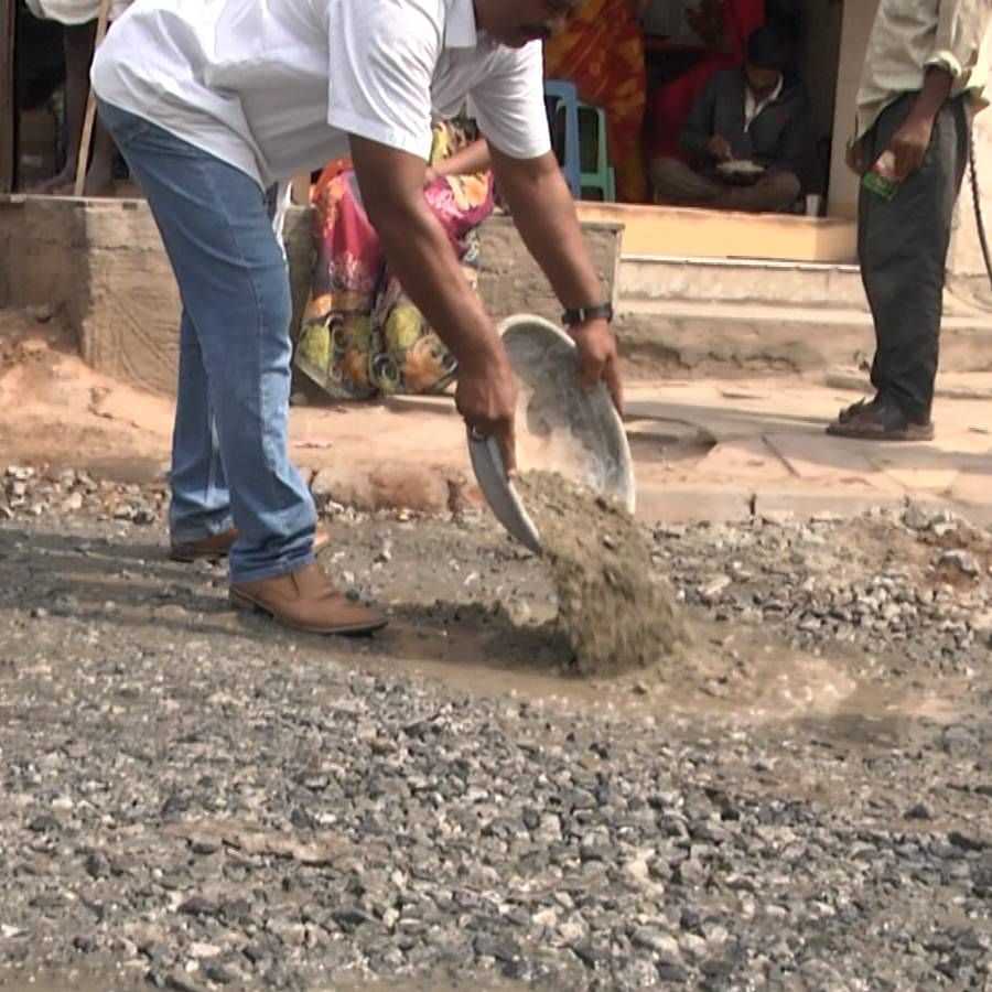 Ballari Public anger against the municipal corporation People came forward to road repair Ballari news in kannada
