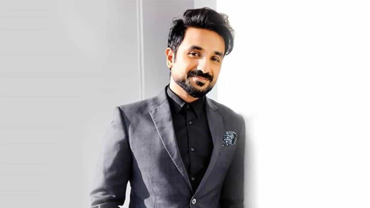 Vir Das: ಬೆಂಗಳೂರಿನಲ್ಲಿ ನಡೆಯಲಿರುವ ಹಾಸ್ಯ ಕಲಾವಿದ ವೀರ್ ದಾಸ್ ಕಾಮಿಡಿ ಶೋ ರದ್ದುಪಡಿಸುವಂತೆ ಹಿಂದೂ ಜನಜಾಗೃತಿ ಸಮಿತಿ ದೂರು Vir Das: ಬೆಂಗಳೂರಿನಲ್ಲಿ ನಡೆಯಲಿರುವ ಹಾಸ್ಯ ಕಲಾವಿದ ವೀರ್ ದಾಸ್ ಕಾಮಿಡಿ ಶೋ ರದ್ದುಪಡಿಸುವಂತೆ ಹಿಂದೂ ಜನಜಾಗೃತಿ ಸಮಿತಿ ದೂರು