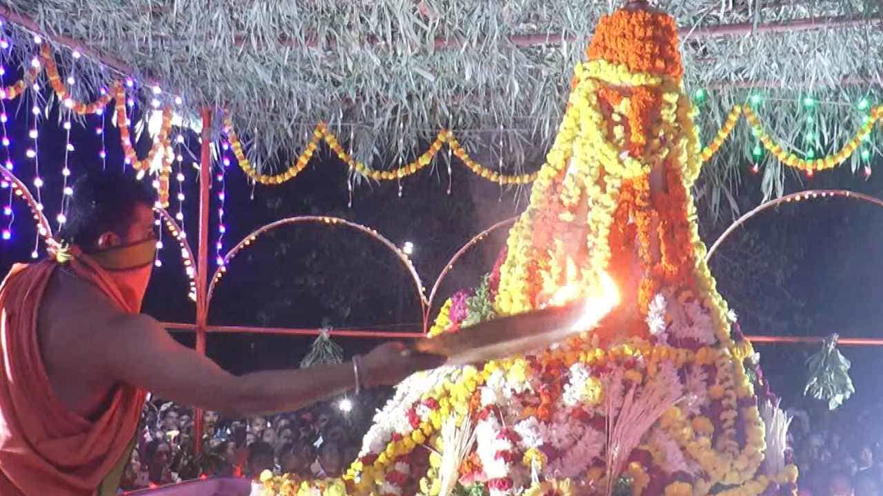 ಉಣ್ಣಕ್ಕಿ ಉತ್ಸವ: ಮಹಾಮಂಗಳಾರತಿ ವೇಳೆ ಅಲುಗಾಡುವ 16 ಅಡಿ ಎತ್ತರದ ಬೃಹತ್ ಹುತ್ತ ಉಣ್ಣಕ್ಕಿ ಉತ್ಸವ: ಮಹಾಮಂಗಳಾರತಿ ವೇಳೆ ಅಲುಗಾಡುವ 16 ಅಡಿ ಎತ್ತರದ ಬೃಹತ್ ಹುತ್ತ