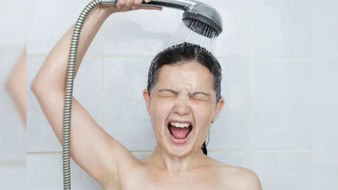 Bathing In Winter: ಚಳಿಗಾಲದಲ್ಲಿ ಸ್ನಾನ ಮಾಡುವುದು ಒಂದು ಶಿಕ್ಷೆ ಹಾಗೆ ಅನಿಸುತ್ತಾ, ಹಾಗಾದ್ರೆ ಈ ಸುದ್ದಿ ನೀವು ಓದಲೇಬೇಕು Bathing In Winter: ಚಳಿಗಾಲದಲ್ಲಿ ಸ್ನಾನ ಮಾಡುವುದು ಒಂದು ಶಿಕ್ಷೆ ಹಾಗೆ ಅನಿಸುತ್ತಾ, ಹಾಗಾದ್ರೆ ಈ ಸುದ್ದಿ ನೀವು ಓದಲೇಬೇಕು