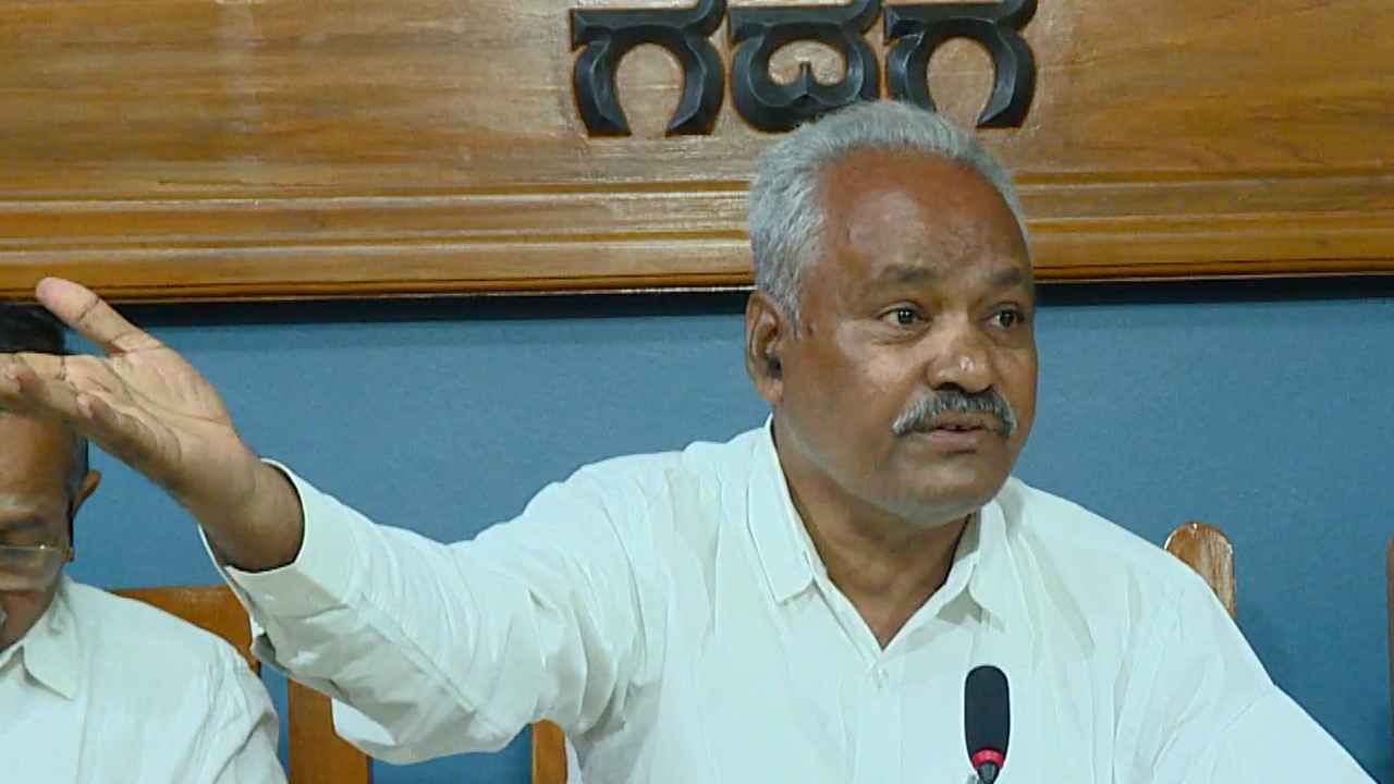ಹಿಂದೂಸ್ತಾನ್ ಅಲ್ಲ, ಸಿಂಧೂಸ್ತಾನ್ ಮಾಡಿ: ಉರಿಯುತ್ತಿರುವ ಬೆಂಕಿಗೆ ತುಪ್ಪ ಸುರಿದ ಬಂಡಾಯ ಸಾಹಿತಿ ಬಸವರಾಜ್ ಸೂಳಿಭಾವಿ ಹಿಂದೂಸ್ತಾನ್ ಅಲ್ಲ, ಸಿಂಧೂಸ್ತಾನ್ ಮಾಡಿ: ಉರಿಯುತ್ತಿರುವ ಬೆಂಕಿಗೆ ತುಪ್ಪ ಸುರಿದ ಬಂಡಾಯ ಸಾಹಿತಿ ಬಸವರಾಜ್ ಸೂಳಿಭಾವಿ