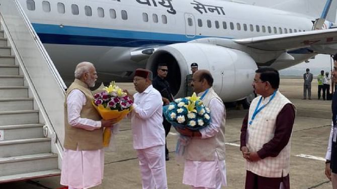 Narendra Modi Bengaluru Visit: ಬೆಂಗಳೂರಿನ ಎಚ್ಎಎಲ್ಗೆ ಪ್ರಧಾನಿ ನರೇಂದ್ರ ಮೋದಿ ಆಗಮನ Narendra Modi Bengaluru Visit: ಬೆಂಗಳೂರಿನ ಎಚ್ಎಎಲ್ಗೆ ಪ್ರಧಾನಿ ನರೇಂದ್ರ ಮೋದಿ ಆಗಮನ