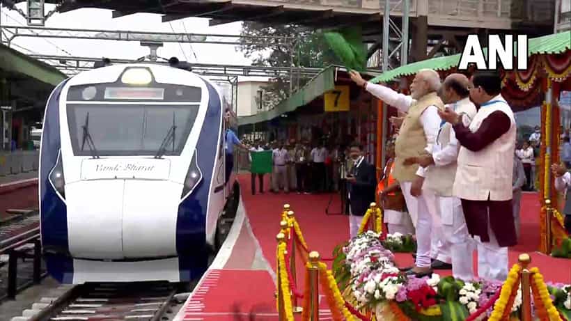 ವಂದೇ ಭಾರತ್ ರೈಲು, ಕಾಶಿ ದರ್ಶನ್ ಎಕ್ಸ್ಪ್ರೆಸ್ಗೆ ಬೆಂಗಳೂರಿನಲ್ಲಿ ಪ್ರಧಾನಿ ನರೇಂದ್ರ ಮೋದಿ ಚಾಲನೆ