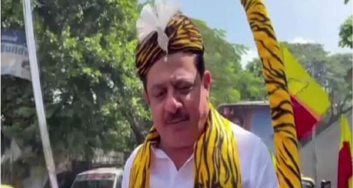 Tipu Jayanti: ಬೆಂಗಳೂರಿನಲ್ಲಿ ಟಿಪ್ಪು ಜಯಂತಿ ವೇಳೆ ಖಡ್ಗ ಝಳಪಿಸಿದ ಕಾಂಗ್ರೆಸ್ ನಾಯಕರು Tipu Jayanti: ಬೆಂಗಳೂರಿನಲ್ಲಿ ಟಿಪ್ಪು ಜಯಂತಿ ವೇಳೆ ಖಡ್ಗ ಝಳಪಿಸಿದ ಕಾಂಗ್ರೆಸ್ ನಾಯಕರು