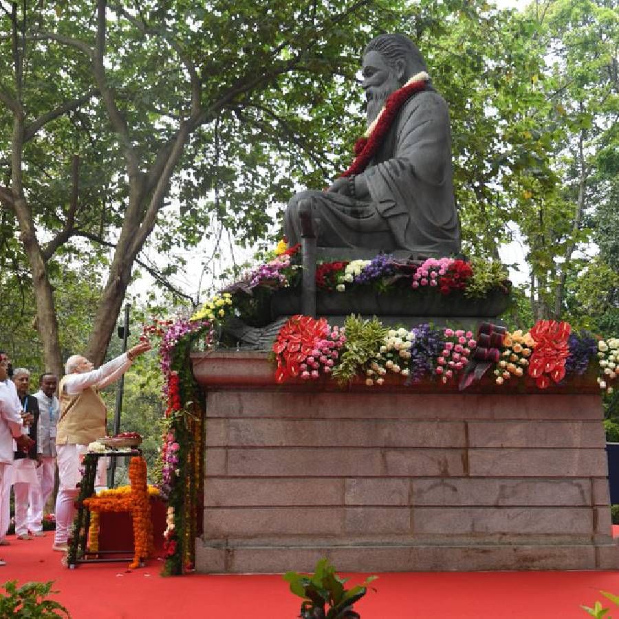 ಪ್ರಧಾನಿ ನರೇಂದ್ರ ಮೋದಿಯವರು ವಾಲ್ಮೀಕಿ ಪ್ರತಿಮೆಗೆ ಪುಷ್ಪನಮನ ಸಲ್ಲಿಸಿದ ಸಂದರ್ಭ