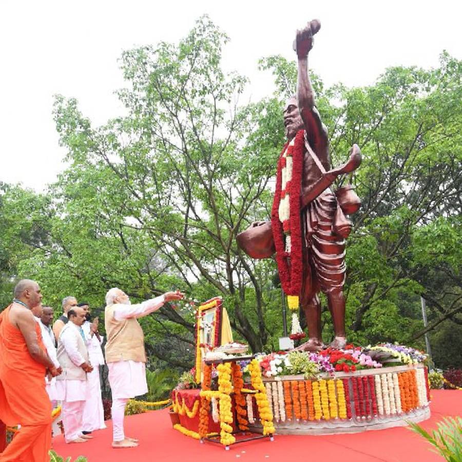 ಪ್ರಧಾನಿ ನರೇಂದ್ರ ಮೋದಿಯವರು ಕನಕದಾಸರ ಮೂರ್ತಿಗೆ ಪುಷ್ಪನಮನ ಸಲ್ಲಿದರು