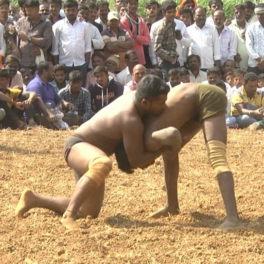 ಈ ಕುಸ್ತಿಯಲ್ಲಿ ದೂರದ ಊರುಗಳಿಂದ ಹಾಗೂ ಹೊರ ರಾಜ್ಯದಿಂದ ಬಂದಿದ್ದವರಿಗೆ ಹೆಚ್ಚಿನ ಪ್ರಾಧ್ಯಾನ್ಯತೆ ಕೊಡಲಾಯಿತು. ಇದ್ದಕ್ಕೂ ಮೊದಲು ಹಲಗೆ, ತಬಲ ವಾದ್ಯಗಳನ್ನು ಬಾರಿಸಿ ಕುಸ್ತಿ ಪಟುಗಳನ್ನು ಜನರಿಗೆ ಪರಿಚಯಿಸಲಾಯಿತು. ಘಟಾನುಘಟಿ ಸ್ಪರ್ಧಿಗಳು ಪರಸ್ಪರ ಕೈ ಮಿಲಾಯಿಸುವ ಮೂಲಕ ಜಂಗಿ ಕುಸ್ತಿಗೆ ಚಾಲನೆ ನೀಡಲಾಯಿತು. ನೂರಕ್ಕೂ ಹೆಚ್ಚು ಕುಸ್ತಿ ಪಟುಗಳು ಇಲ್ಲಿ ಭಾಗವಹಿಸಿದ್ದರು.
