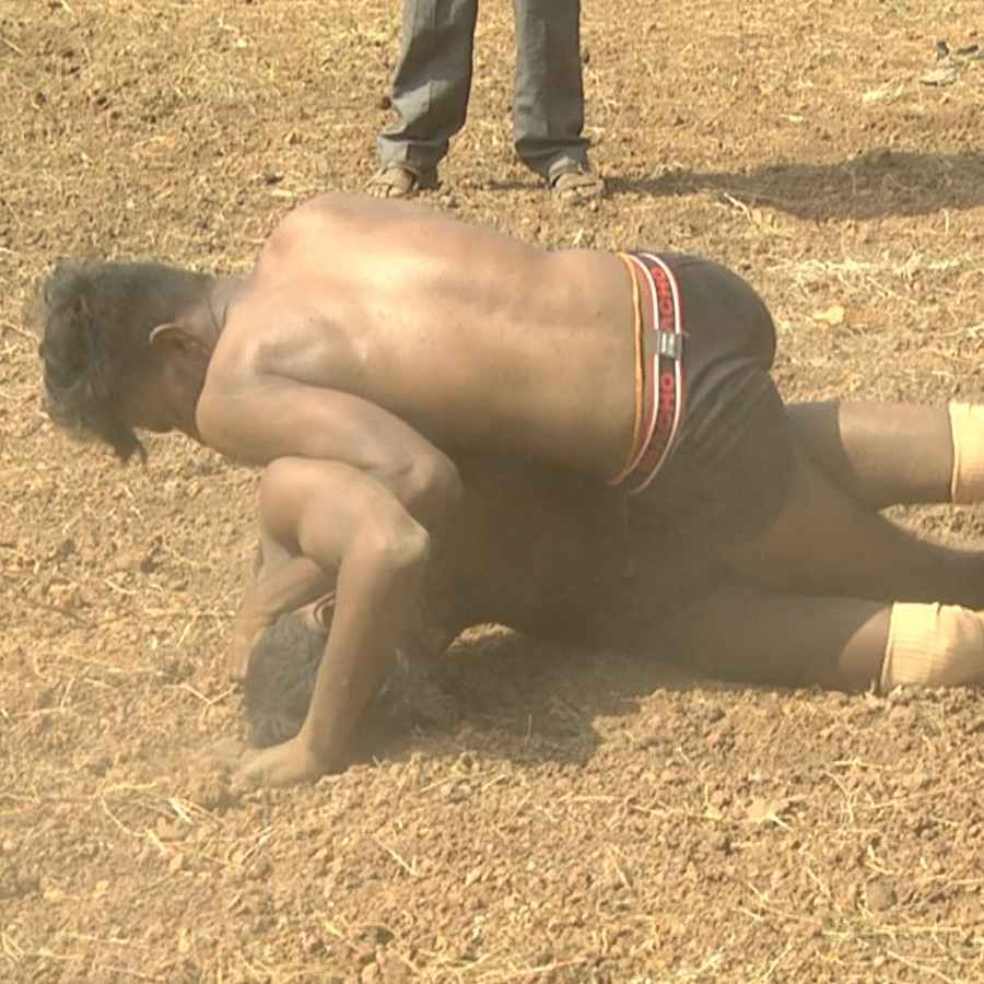 Bidar Veerabhadreswara Fair Men's Wrestling Tournament People flock ed to watch rural sports Bidar news in kannada
