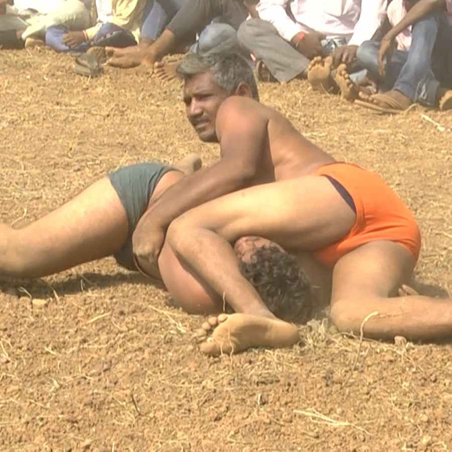 Bidar Veerabhadreswara Fair Men's Wrestling Tournament People flock ed to watch rural sports Bidar news in kannada
