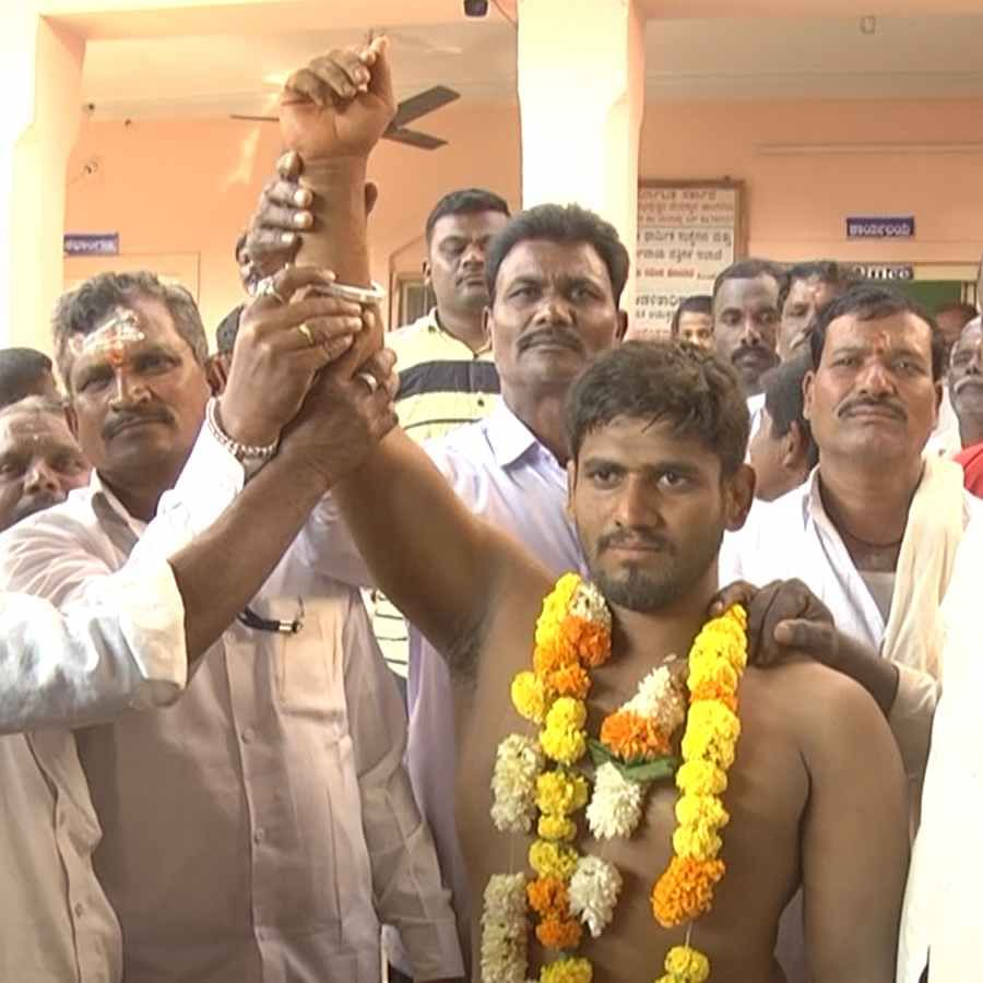 Bidar Veerabhadreswara Fair Men's Wrestling Tournament People flock ed to watch rural sports Bidar news in kannada
