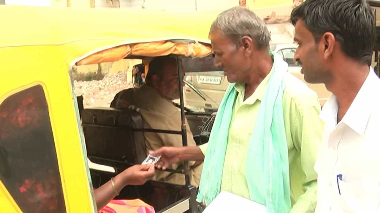 ಮಗ ಮನೆಬಿಟ್ಟು ಹೋಗಿ ದಶಕಗಳಾದರೂ ಕೈಯಲ್ಲಿ ಮಗನ ಪೋಟೋ ಹಿಡಿದುಕೊಂಡು ಊರೂರು ಸುತ್ತುತ್ತಿರುವ ತಂದೆ ಮಗ ಮನೆಬಿಟ್ಟು ಹೋಗಿ ದಶಕಗಳಾದರೂ ಕೈಯಲ್ಲಿ ಮಗನ ಪೋಟೋ ಹಿಡಿದುಕೊಂಡು ಊರೂರು ಸುತ್ತುತ್ತಿರುವ ತಂದೆ