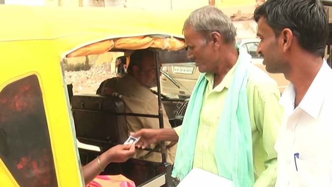 ಮಗ ಮನೆಬಿಟ್ಟು ಹೋಗಿ ದಶಕಗಳಾದರೂ ಕೈಯಲ್ಲಿ ಮಗನ ಪೋಟೋ ಹಿಡಿದುಕೊಂಡು ಊರೂರು ಸುತ್ತುತ್ತಿರುವ ತಂದೆ ಮಗ ಮನೆಬಿಟ್ಟು ಹೋಗಿ ದಶಕಗಳಾದರೂ ಕೈಯಲ್ಲಿ ಮಗನ ಪೋಟೋ ಹಿಡಿದುಕೊಂಡು ಊರೂರು ಸುತ್ತುತ್ತಿರುವ ತಂದೆ