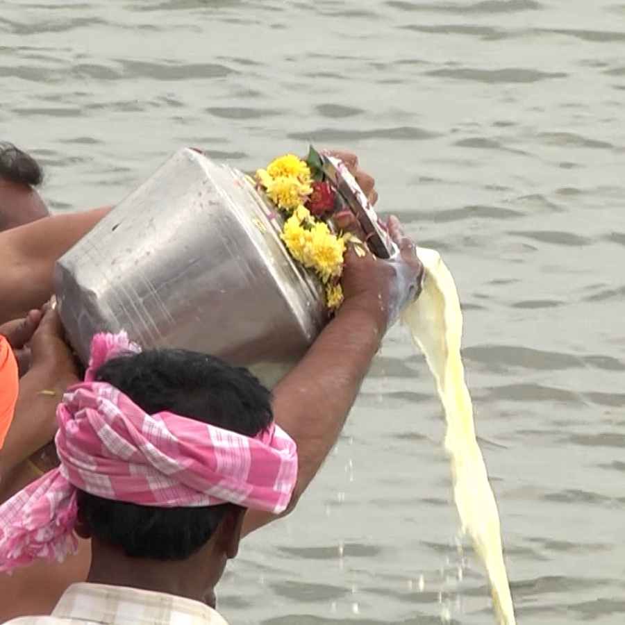 ಕೆರೆ ಭರ್ತಿಗೊಂಡ ಹಿನ್ನೆಲೆ ಕೆರೆಯಾಗಳಹಳ್ಳಿ ಸೇರಿದಂತೆ 13 ಗ್ರಾಮಗಳ ಜನತೆ ಅಣಜಿ ಕೆರೆ ಬಾಗಿನ ಅರ್ಪಿಸಿದ್ದಾರೆ‌. ಪ್ರತಿವರ್ಷದಂತೆ ಕೆರೆ ದಂಡೆಯಲ್ಲಿ ಕೆರೆ ಹೊನ್ನಮ್ಮ ಜಾತ್ರೆ ಆಚರಿಸುವುದು ಸಂಪ್ರದಾಯ. ಬೆಳಿಗ್ಗೆಯಿಂದಲೇ ಸುತ್ತಮುತ್ತಲ ಗ್ರಾಮಗಳ ನೂರಾರು ಮಹಿಳೆಯರು ಈ ಭಾಗದ ಜನಪ್ರತಿನಿಧಿಗಳು ಗ್ರಾಮ ದೇವತೆಗಳ ಸಮ್ಮುಖದಲ್ಲಿ‌ ಕೆರೆಗೆ ಹಾಲು ತುಪ್ಪ ಬಿಟ್ಟು ಬಾಗಿನ ಅರ್ಪಿಸಿ ಗಂಗಾಮಾತೆಗೆ ವಿಶೇಷ ಪೂಜೆ ಸಲ್ಲಿಸಿದ್ದಾರೆ.
