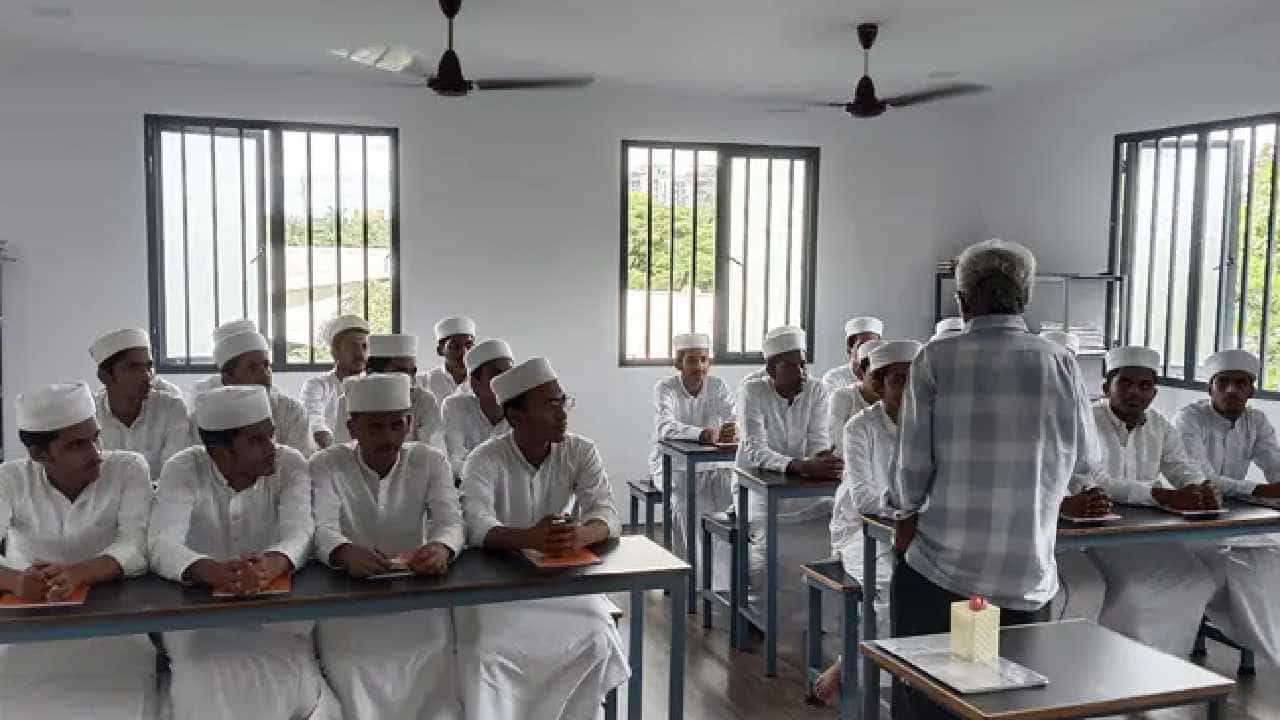 ಸಂಸ್ಕೃತ ಶ್ಲೋಕ, ಮಂತ್ರವನ್ನು ಕಲಿಸುವ ಕೇರಳದಲ್ಲೊಂದು ಅಪರೂಪದ ಇಸ್ಲಾಮಿಕ್ ಶಿಕ್ಷಣ ಸಂಸ್ಥೆ ಸಂಸ್ಕೃತ ಶ್ಲೋಕ, ಮಂತ್ರವನ್ನು ಕಲಿಸುವ ಕೇರಳದಲ್ಲೊಂದು ಅಪರೂಪದ ಇಸ್ಲಾಮಿಕ್ ಶಿಕ್ಷಣ ಸಂಸ್ಥೆ
