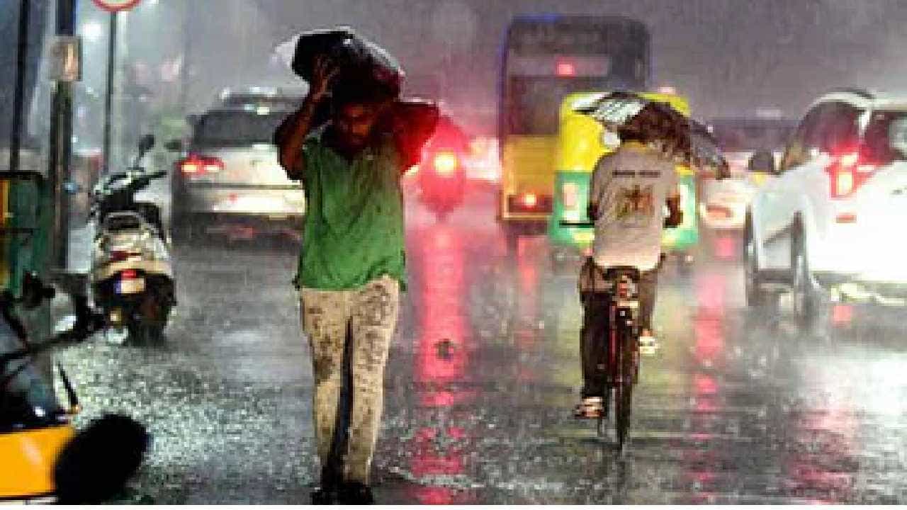 Karnataka Rain Updates: ಕರ್ನಾಟಕದ 20ಕ್ಕೂ ಅಧಿಕ ಜಿಲ್ಲೆಗಳಲ್ಲಿ ನವೆಂಬರ್ 17ರವರೆಗೆ ಭಾರಿ ಮಳೆ ಸಾಧ್ಯತೆ Karnataka Rain Updates: ಕರ್ನಾಟಕದ 20ಕ್ಕೂ ಅಧಿಕ ಜಿಲ್ಲೆಗಳಲ್ಲಿ ನವೆಂಬರ್ 17ರವರೆಗೆ ಭಾರಿ ಮಳೆ ಸಾಧ್ಯತೆ