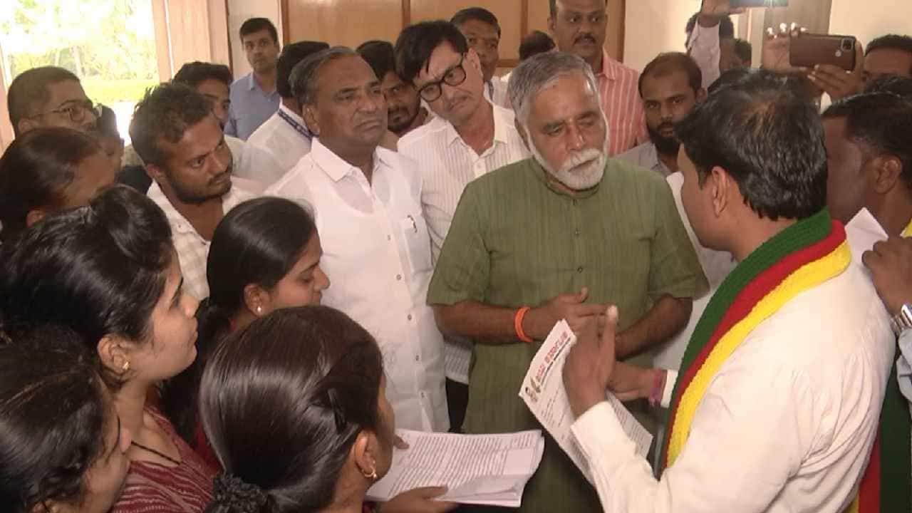 ಶಿಕ್ಷಕರ ನೇಮಕಾತಿ: ಆಯ್ಕೆ ಪಟ್ಟಿಯಲ್ಲಿ ಹೆಸರಿದ್ದರೂ ವಿವಾಹಿತ ಮಹಿಳಾ ಅಭ್ಯರ್ಥಿಗಳಿಗೆ ಹುದ್ದೆ ಕೈತಪ್ಪುವ ಆತಂಕ ಶಿಕ್ಷಕರ ನೇಮಕಾತಿ: ಆಯ್ಕೆ ಪಟ್ಟಿಯಲ್ಲಿ ಹೆಸರಿದ್ದರೂ ವಿವಾಹಿತ ಮಹಿಳಾ ಅಭ್ಯರ್ಥಿಗಳಿಗೆ ಹುದ್ದೆ ಕೈತಪ್ಪುವ ಆತಂಕ