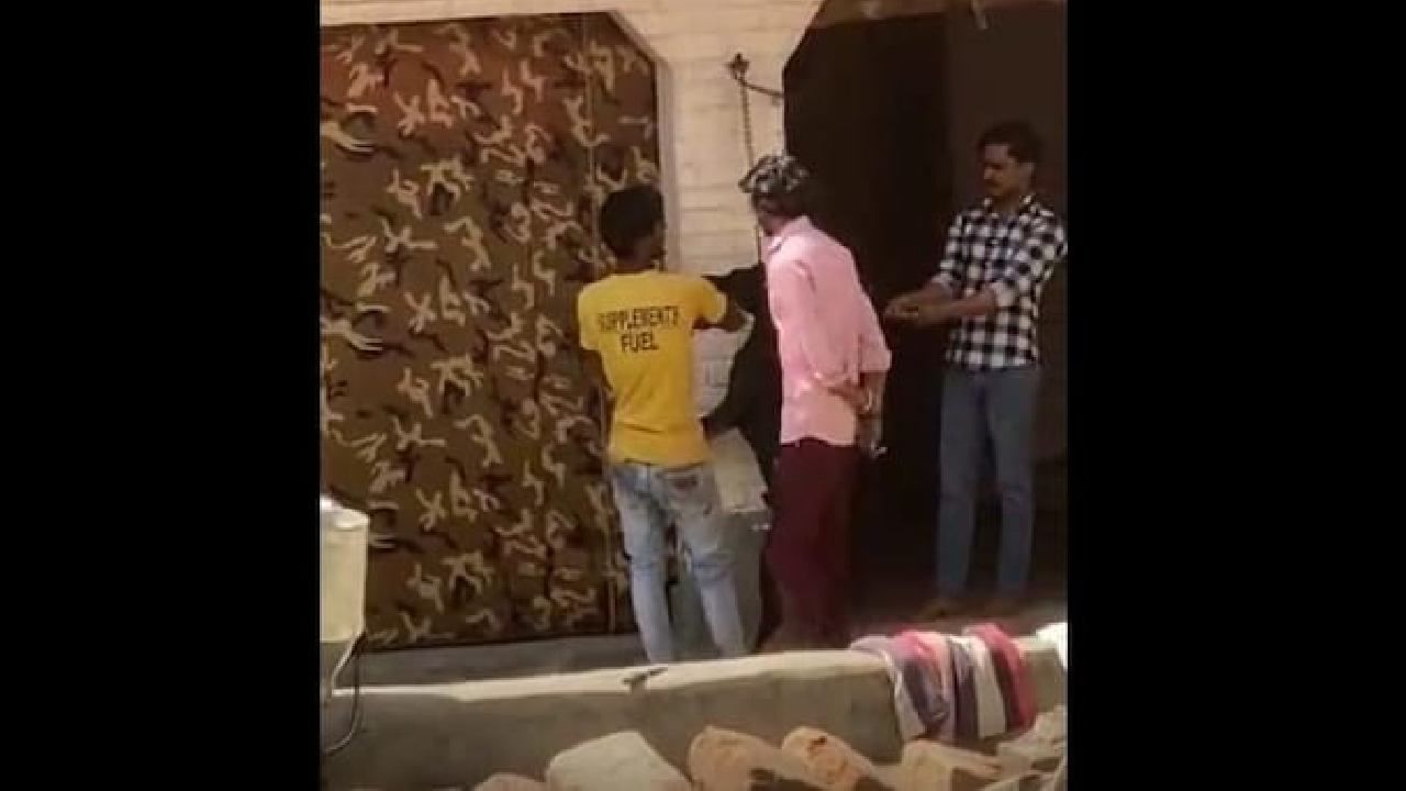 Shocking News: ನಾಯಿಗೆ ನೇಣು ಹಾಕಿ ಸಾಯಿಸಿದ ದುಷ್ಟರ ವಿಡಿಯೋ ವೈರಲ್ Shocking News: ನಾಯಿಗೆ ನೇಣು ಹಾಕಿ ಸಾಯಿಸಿದ ದುಷ್ಟರ ವಿಡಿಯೋ ವೈರಲ್
