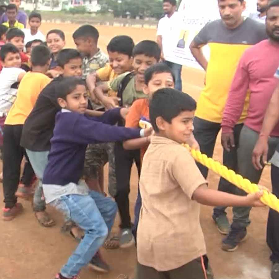 ಕೈಯಲ್ಲಿ ಮೊಬೈಲ್ ಹಿಡ್ಕೊಂಡು ಮೊಬೈಲ್ ಗೀಳು ಹೊತ್ತಿಸಿಕೊಂಡು ಹೋಂ ವರ್ಕ್ ಅದು ಇದು ಅಂತಾ ಮೈಮರಿತಿದ್ದ ಮಕ್ಕಳು ಭಾನುವಾರದಂದು ದೇಶೀಯ ಆಟಗಳನ್ನು ಆಡಿದರು. ಜಿಲ್ಲಾ ಕ್ರೀಡಾಂಗಣದ ತುಂಬ ಮಕ್ಕಳು ಅಲ್ಲಲ್ಲಿ ಗುಂಪು ಗುಂಪಾಗಿ ದೇಶೀಯ ಆಟಗಳನ್ನು ಆಡಿದರು. ಮೈದಾನದ ತುಂಬ ಹಗ್ಗಾಜಗ್ಗಾಟ, ಲಗೋರಿ, ಕುಂಟಬಿಲ್ಲೆ, ಚಕ್ಕ, ಹುಲಿಮನಿ, ಬುಗುರಿ ಆಟಗಳ ಕಲರವ ಮನೆ ಮಾಡಿತ್ತು. ಮಕ್ಕಳು ಖುಷಿ ಖುಷಿಯಿಂದ ದೇಶೀಯ ಆಟಗಳನ್ನು ಆಡಿ ಸಂಭ್ರಮಿಸಿದರು.
