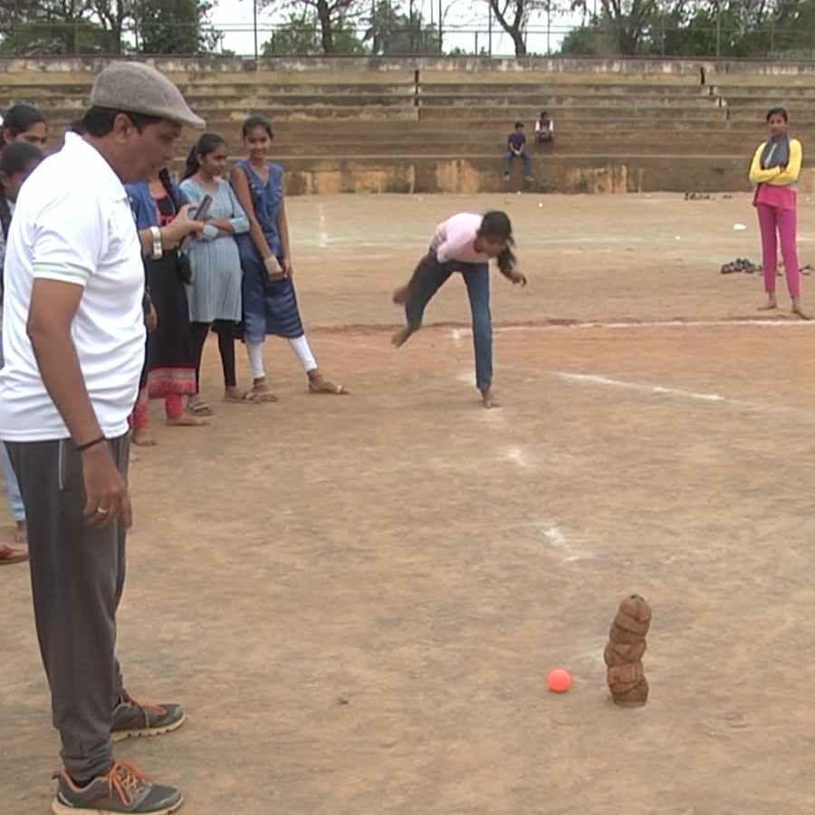 Haveri Desi sports Parents and teachers dance with children haveri news in kannada
