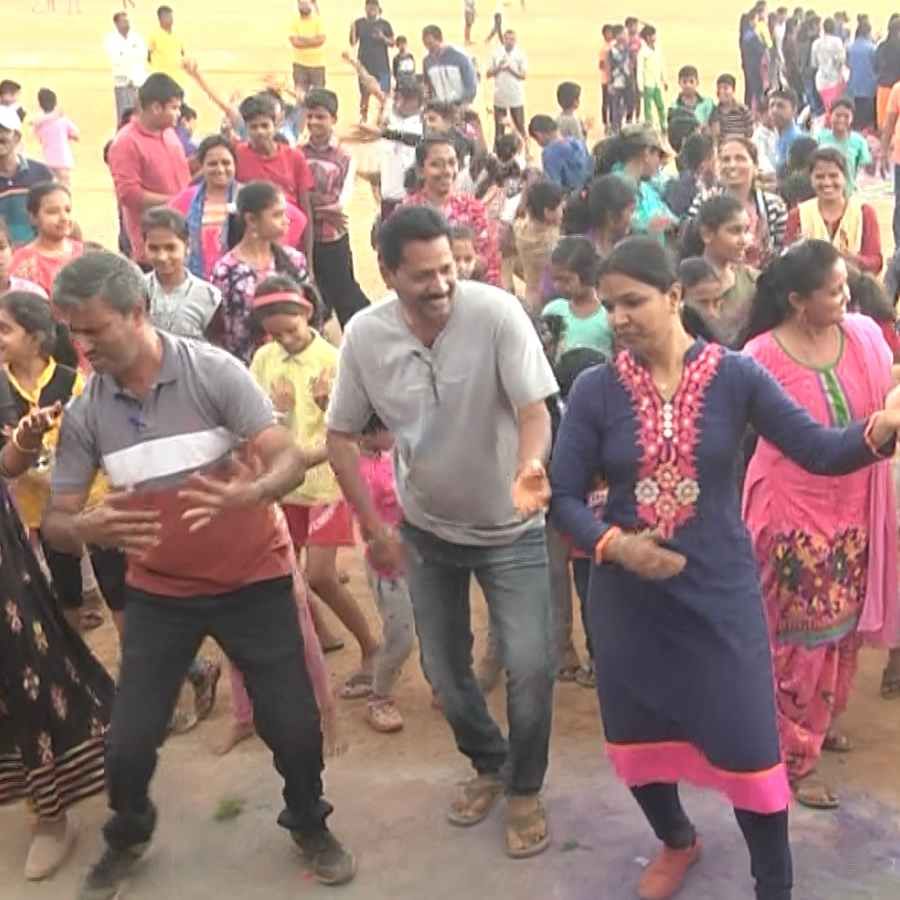 Haveri Desi sports Parents and teachers dance with children haveri news in kannada
