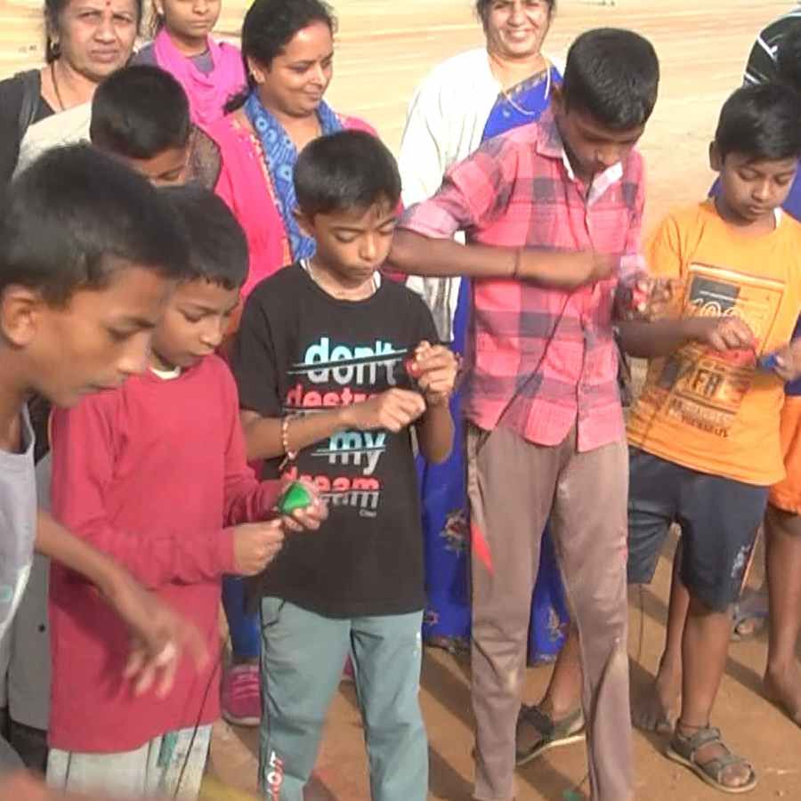 Haveri Desi sports Parents and teachers dance with children haveri news in kannada
