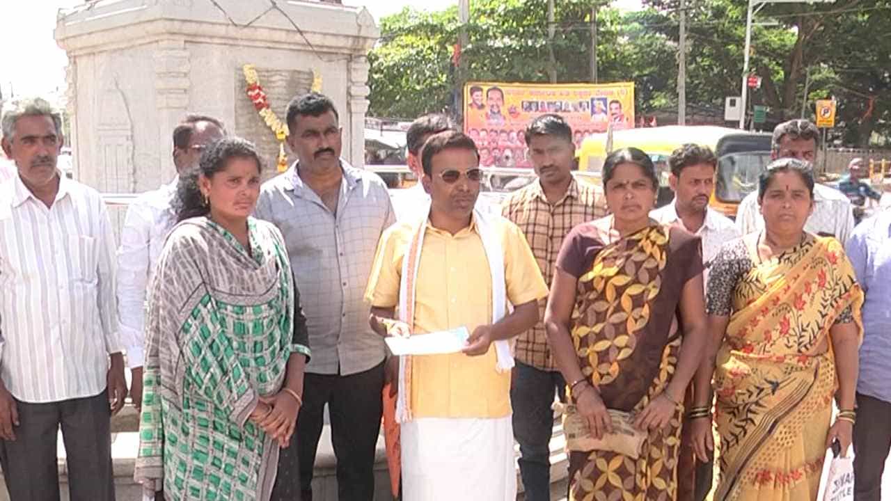 ದಾವಣಗೆರೆ: ಕೆಪಿಸಿಸಿಗೆ ತುಂಬಬೇಕಿದ್ದ ಹಣ ಬಡ ಕುಟುಂಬಕ್ಕೆ ನೀಡಿ ಟಿಕೆಟ್ಗೆ ಅರ್ಜಿ ಸಲ್ಲಿಸಲು ಮುಂದಾದ ಮಾಜಿ ಸಿಎಂ ಸಹೋದರನ ಪುತ್ರ ದಾವಣಗೆರೆ: ಕೆಪಿಸಿಸಿಗೆ ತುಂಬಬೇಕಿದ್ದ ಹಣ ಬಡ ಕುಟುಂಬಕ್ಕೆ ನೀಡಿ ಟಿಕೆಟ್ಗೆ ಅರ್ಜಿ ಸಲ್ಲಿಸಲು ಮುಂದಾದ ಮಾಜಿ ಸಿಎಂ ಸಹೋದರನ ಪುತ್ರ