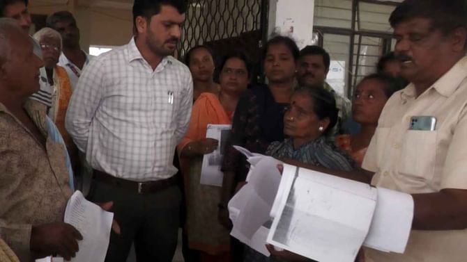 ನೆಲಮಂಗಲ: ದಯಾಮರಣ ಪತ್ರ ಬರೆದು ಸಹಿ ಹಾಕಿದ ಒಂದೇ ಕುಟುಂಬದ 26 ಸದಸ್ಯರು ನೆಲಮಂಗಲ: ದಯಾಮರಣ ಪತ್ರ ಬರೆದು ಸಹಿ ಹಾಕಿದ ಒಂದೇ ಕುಟುಂಬದ 26 ಸದಸ್ಯರು