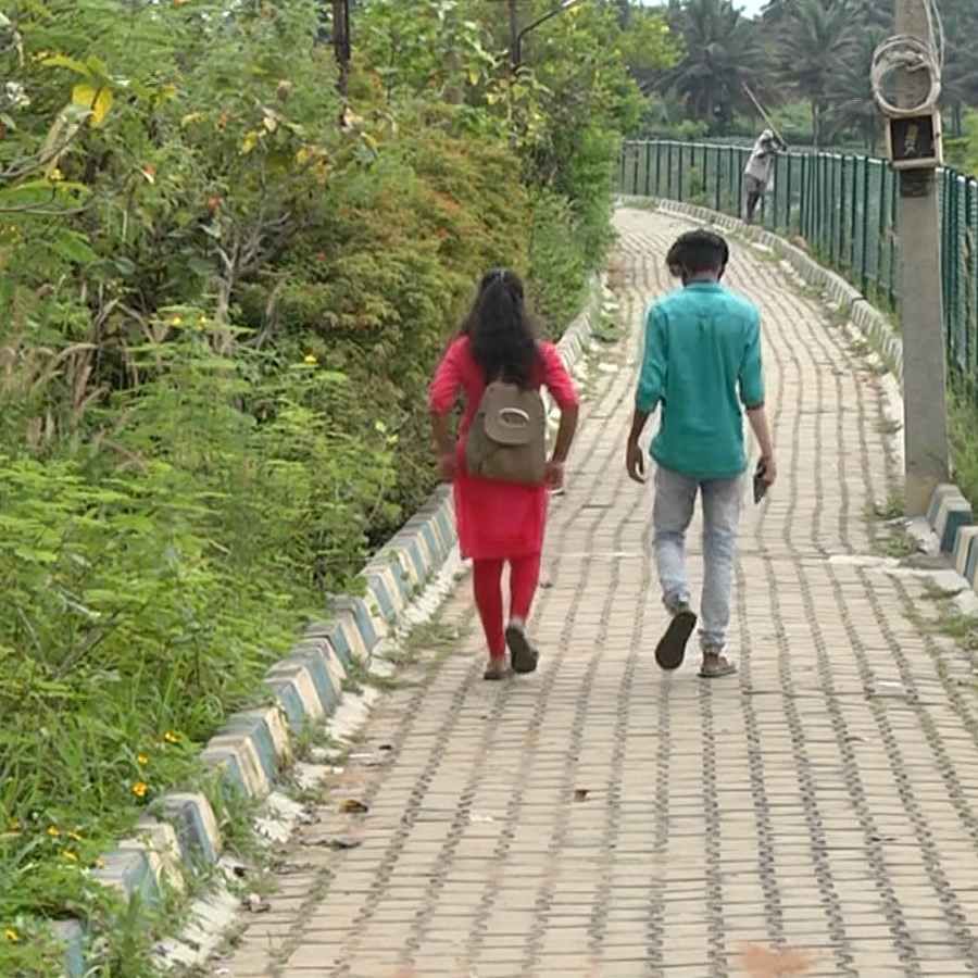 Ramanagara overflowing Rangarayanadoddi Lake around Different types of colourful flowers atracting tourists Ramanagar news in kannada
