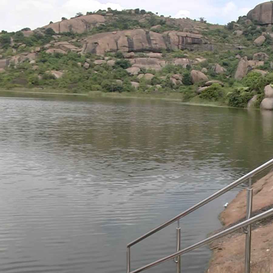 Ramanagara overflowing Rangarayanadoddi Lake around Different types of colourful flowers atracting tourists Ramanagar news in kannada
